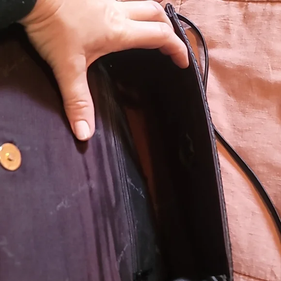 STUNNING WHITING AND DAVIS BLACK MATTE MESH CROSSBODY CLUTCH - Picture 7 of 16